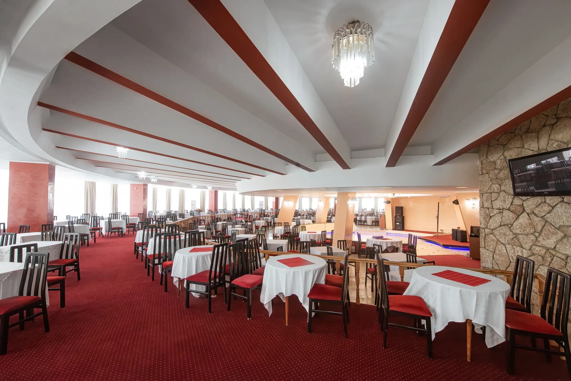 Salonul amplu al restaurantului, cu mese pregătite pentru servire