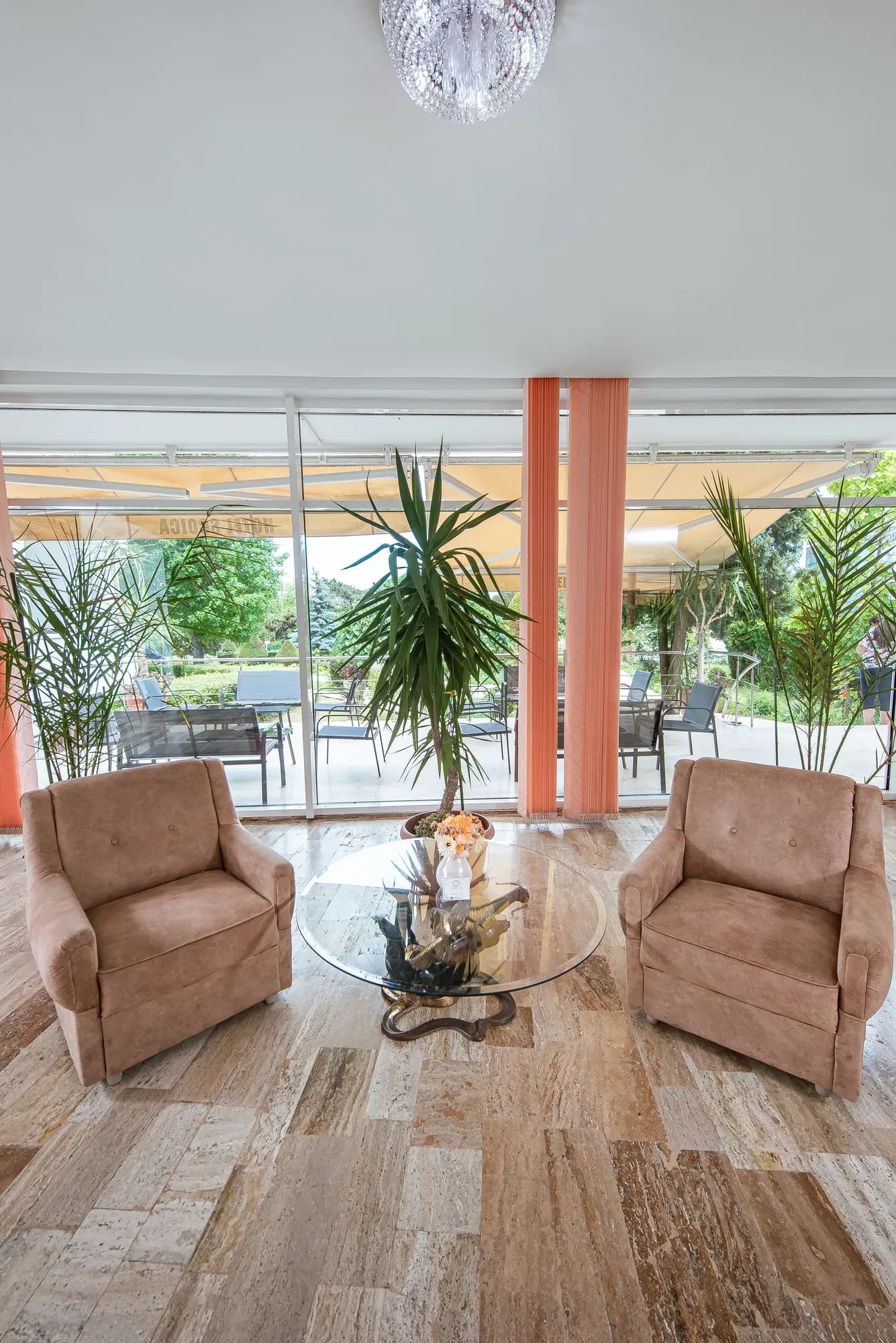 Zona de relaxare din hol, cu vedere prin peretele vitrat