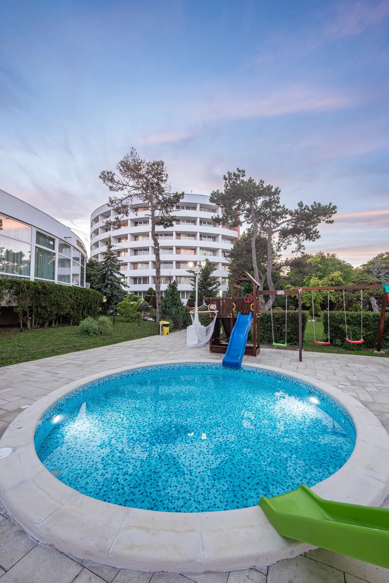 Piscina copiilor și locul de joacă, pe înserat