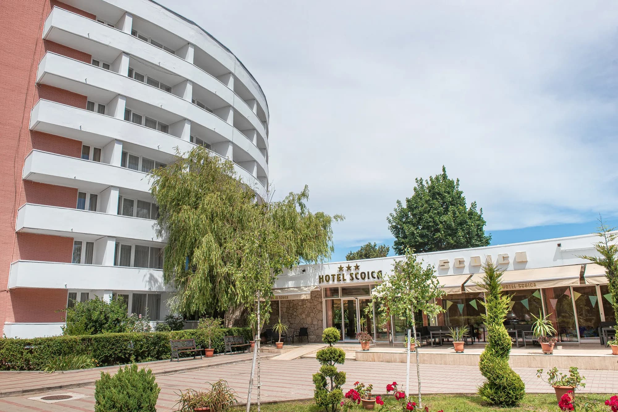 Fațada curbată a hotelului și intrarea principală