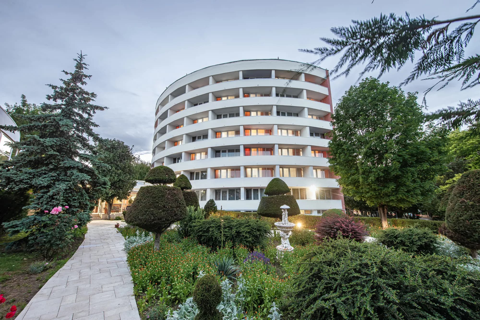 Hotelul Scoica pe înserat, cu grădina iluminată