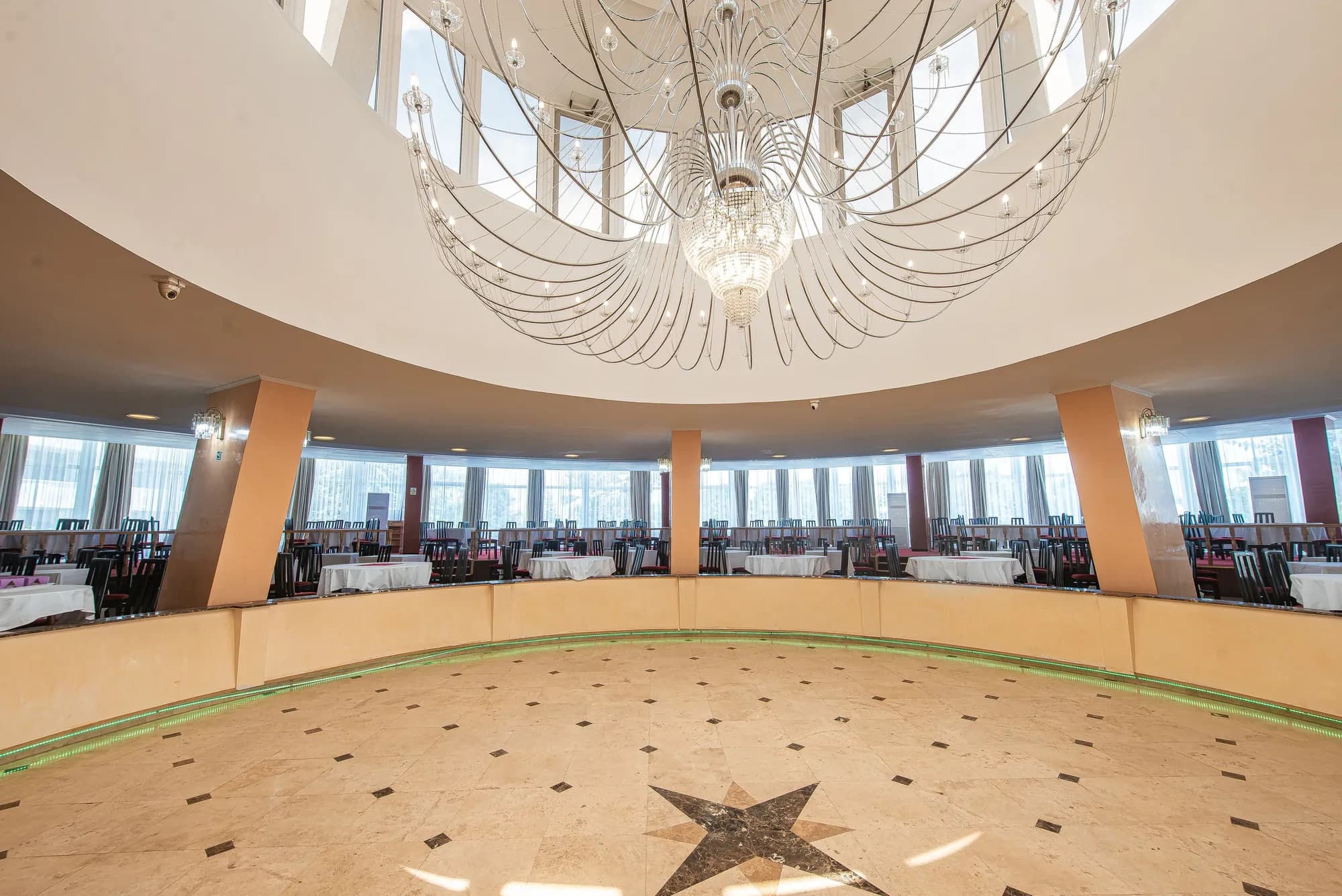Sala circulară a restaurantului, cu candelabru spectaculos și ring de dans