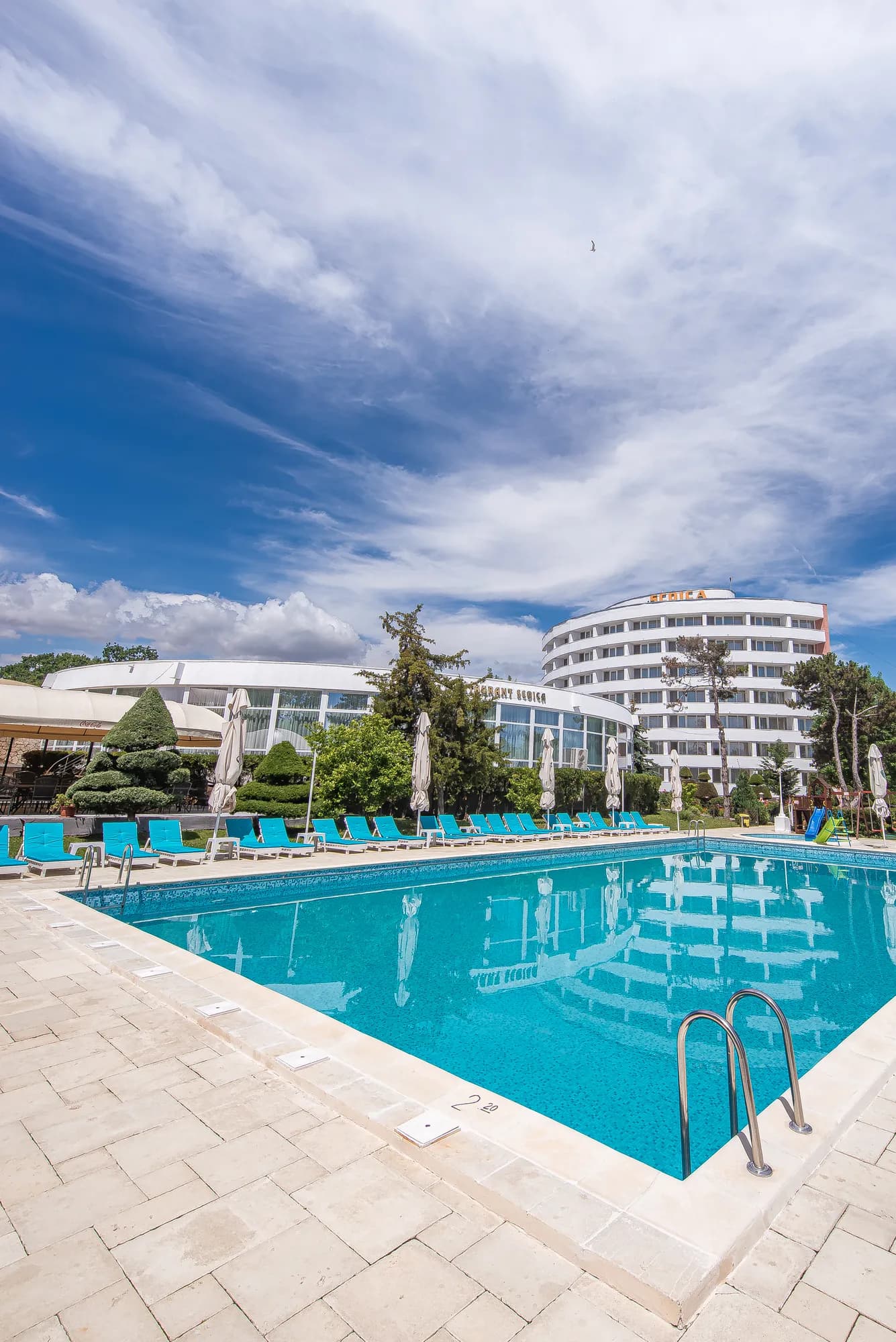 Piscina principală, cu hotelul Scoica în fundal