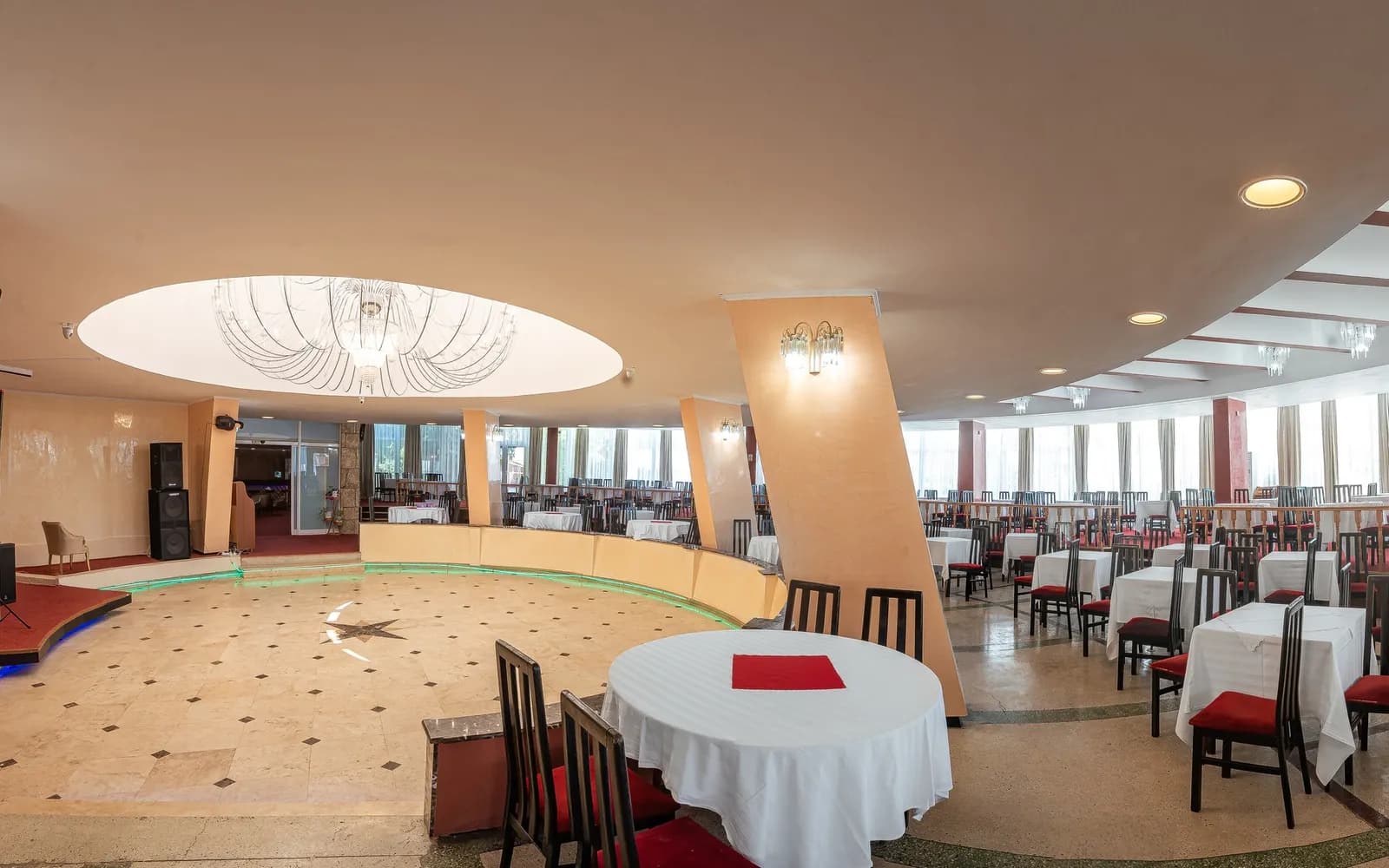 Salonul restaurantului pregătit pentru un eveniment de grup