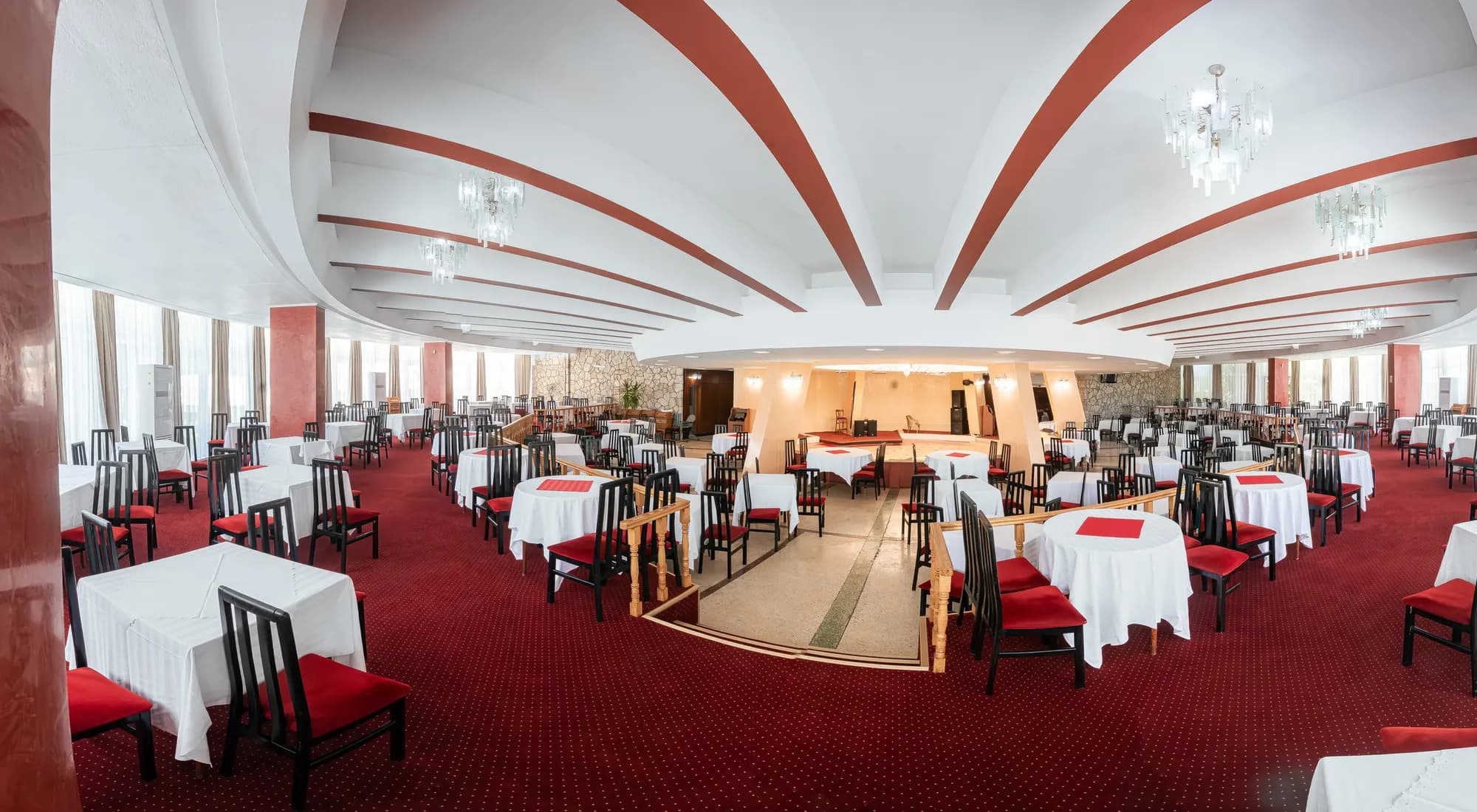 Salonul restaurantului cu ring de dans, pregătit pentru servire
