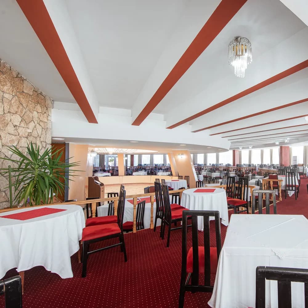 Mese aranjate elegant în restaurantul hotelului