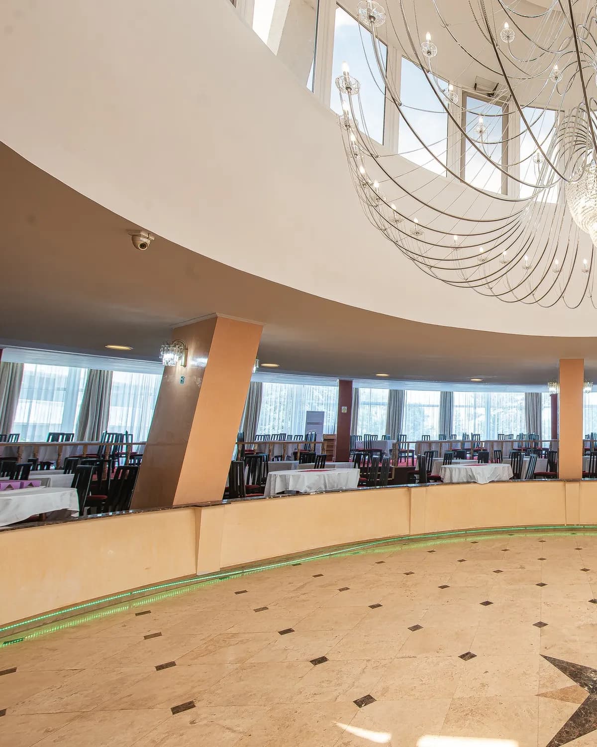 Sala circulară a restaurantului, cu candelabru inelar și ring de dans