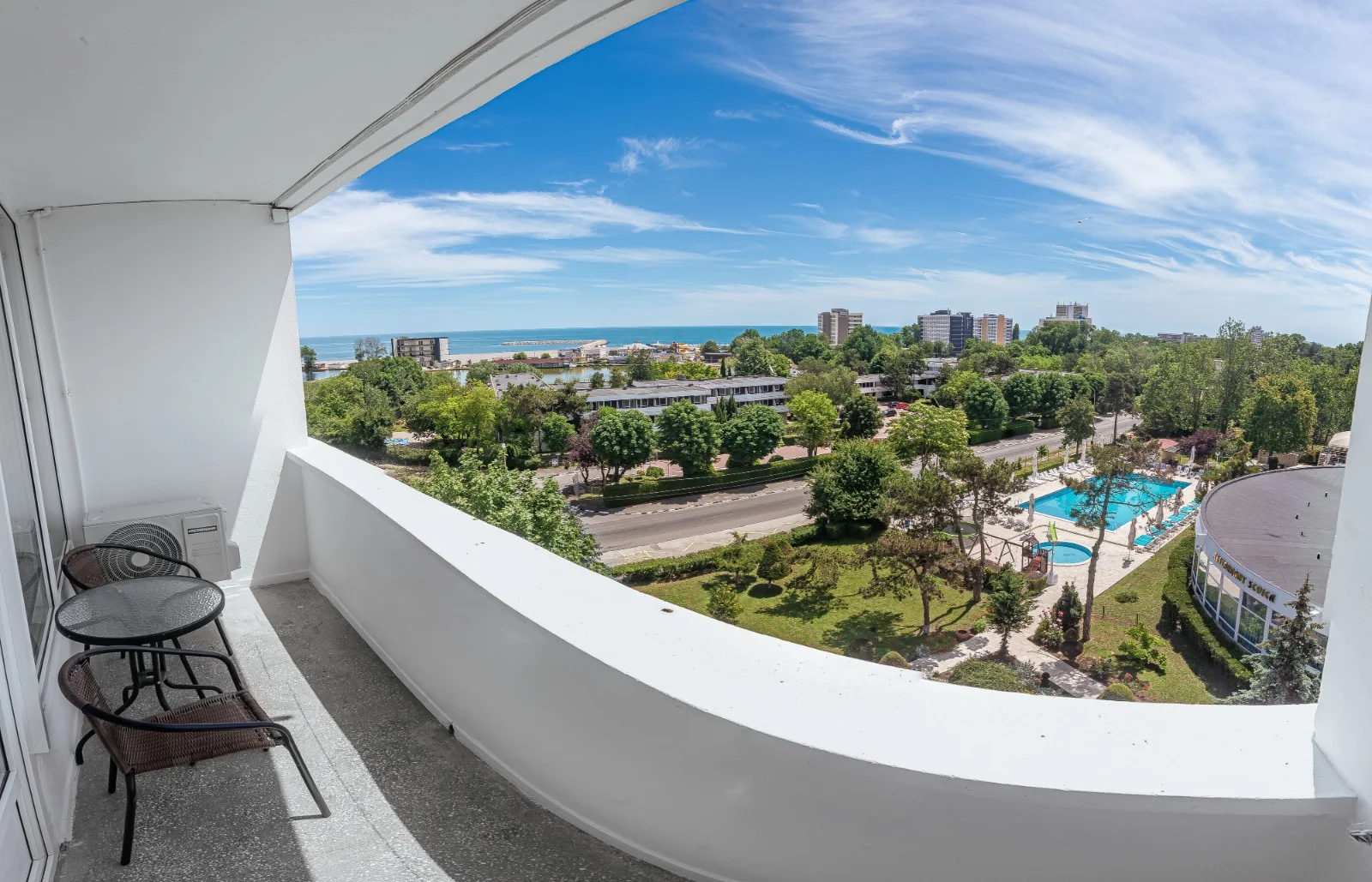 Balcon al Hotelului Scoica, cu marea în depărtare, grădina și piscina